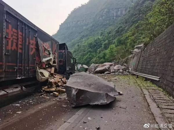 突发！云南这条高速发生山体落石，双向交通中断