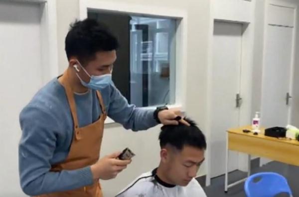 同学变身“Tony老师”！上海这所大学有支义务理发队，顾客：相信他们手艺