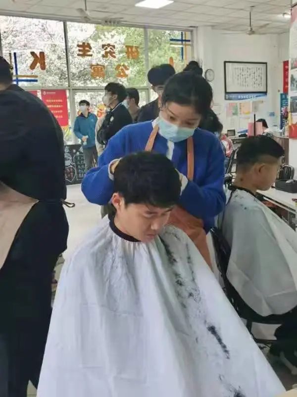 同学变身“Tony老师”！上海这所大学有支义务理发队，顾客：相信他们手艺