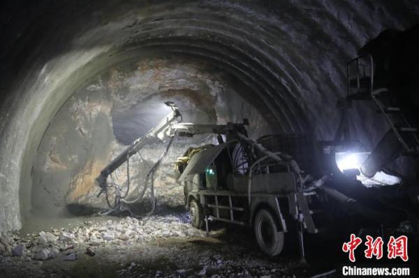 贵南高铁最长隧道九万大山一号隧道顺利贯通