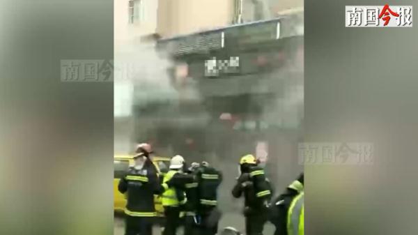 突发！柳州网红螺蛳粉店突冒黑烟，事发前有人听到“嘭”一声