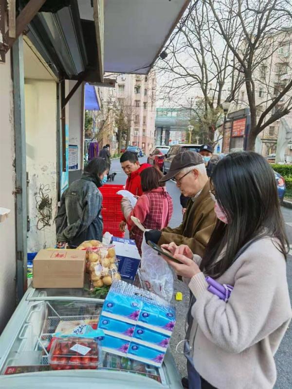 买菜群女群主真实故事:十分钟她把蔬菜放在封闭楼下 为何却喊大家不要买太多? 买菜群女群主真实故事:十分钟她把蔬菜放在封闭楼下 为何却喊大家不要买太多?