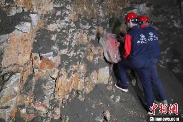 贵南高铁最长隧道九万大山一号隧道顺利贯通