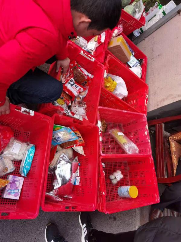 买菜群女群主真实故事:十分钟她把蔬菜放在封闭楼下 为何却喊大家不要买太多? 买菜群女群主真实故事:十分钟她把蔬菜放在封闭楼下 为何却喊大家不要买太多?