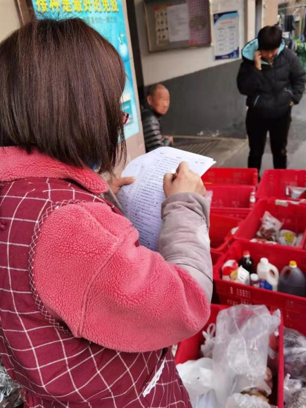 买菜群女群主真实故事:十分钟她把蔬菜放在封闭楼下 为何却喊大家不要买太多? 买菜群女群主真实故事:十分钟她把蔬菜放在封闭楼下 为何却喊大家不要买太多?