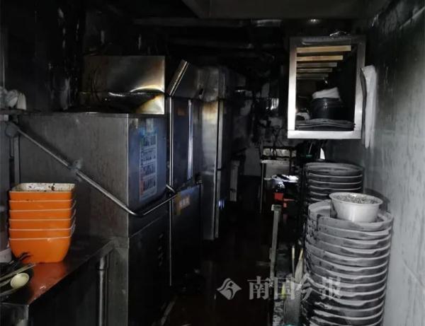 突发！柳州网红螺蛳粉店突冒黑烟，事发前有人听到“嘭”一声