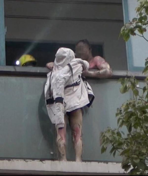 挺住！家里三个孩子还在等你回家！