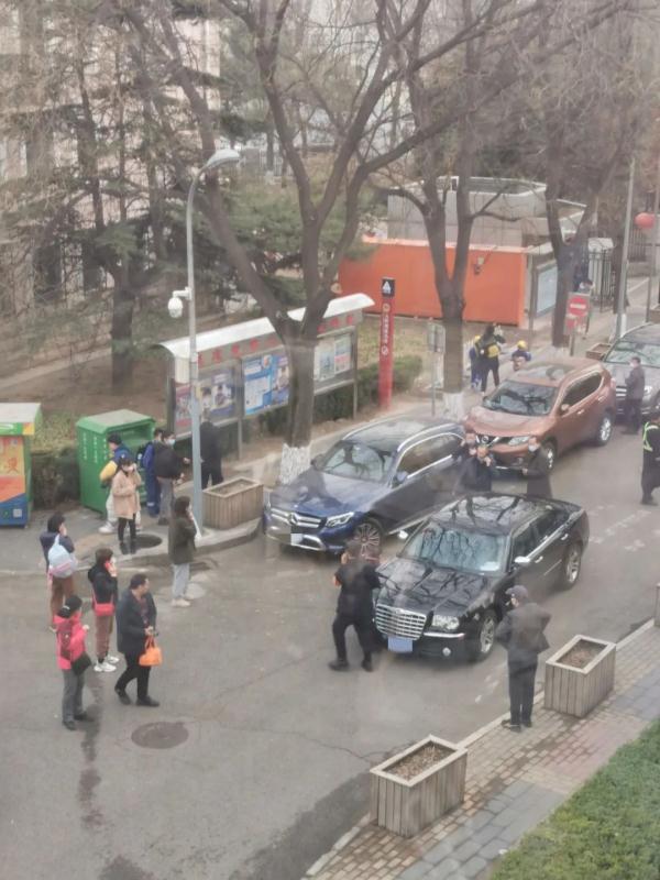 北京一孩童被卷入车底身亡……小区内交通安全需重视！