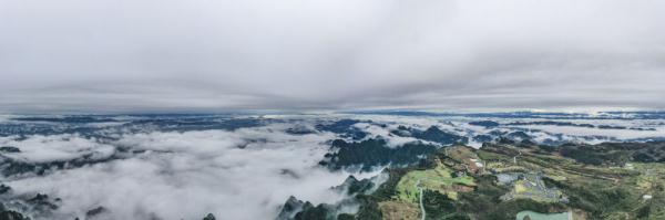重庆秀山：云漫川河盖