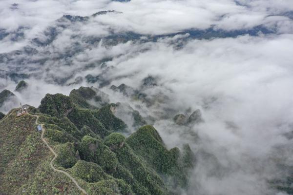 重庆秀山：云漫川河盖