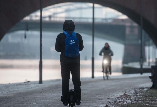 汽油价格居高不下,美国一男子为省油骑电动独轮车上班 汽油价格居高不下,美国一男子为省油骑电动独轮车上班