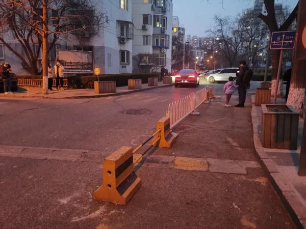 北京一孩童被卷入车底身亡……小区内交通安全需重视！