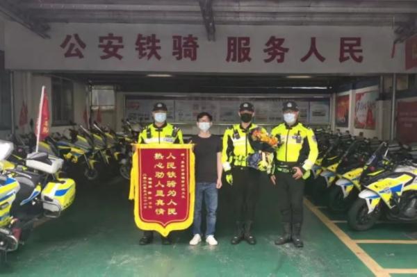 抱着受伤女孩一路狂奔，他自己却瘫倒在医院