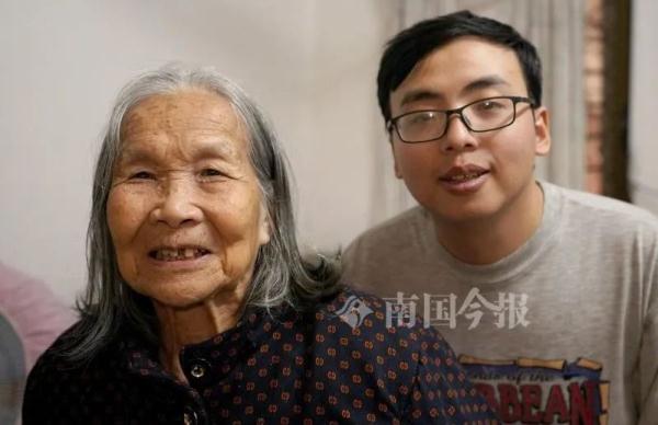 柳州这对“祖孙”故事戳中泪点：我宁愿放弃一切，唯独不会抛下你！