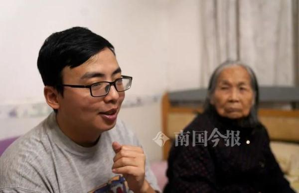 柳州这对“祖孙”故事戳中泪点：我宁愿放弃一切，唯独不会抛下你！