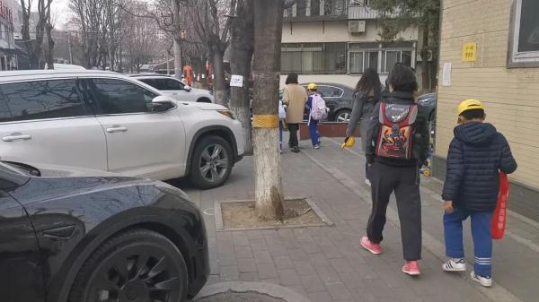 北京一孩童被卷入车底身亡……小区内交通安全需重视！