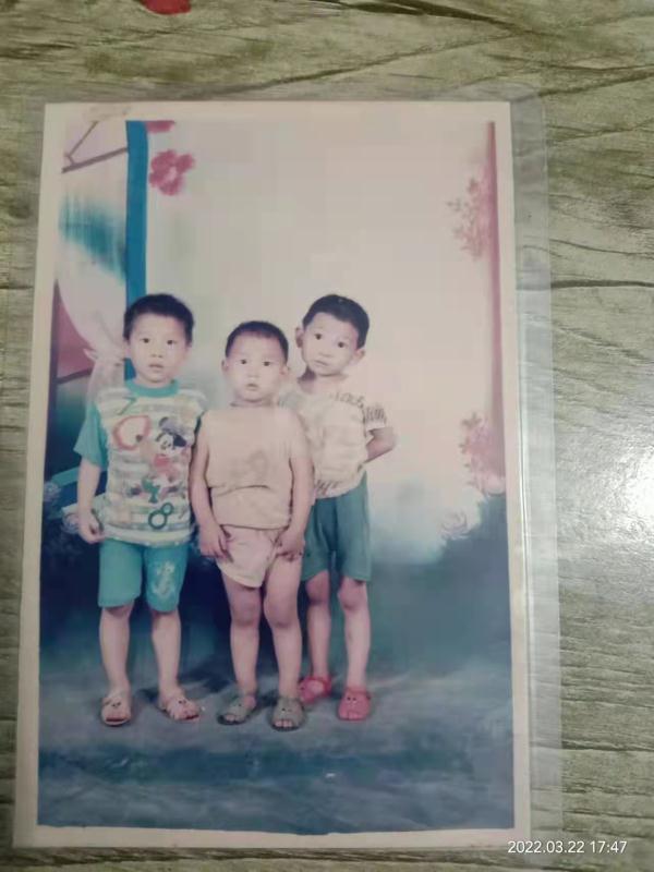 陌生叔叔给他钱买冰棍，结果弟弟丢失了25年！梅洁，快回家