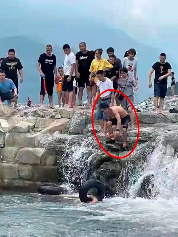 他在漩涡中连救4人，荣获一等功