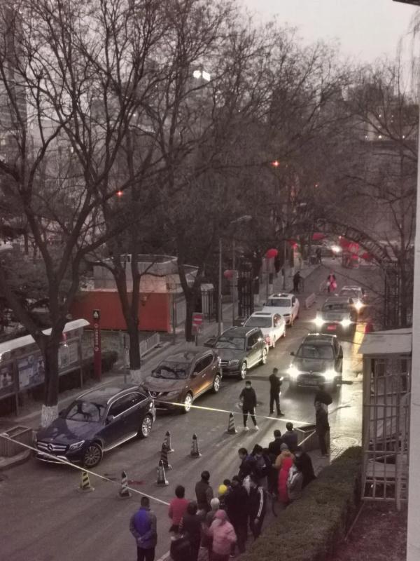 北京一孩童被卷入车底身亡……小区内交通安全需重视！