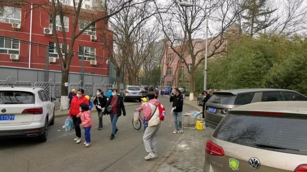 北京一孩童被卷入车底身亡……小区内交通安全需重视！