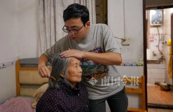 柳州这对“祖孙”故事戳中泪点：我宁愿放弃一切，唯独不会抛下你！