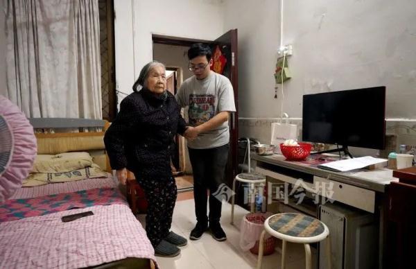 柳州这对“祖孙”故事戳中泪点：我宁愿放弃一切，唯独不会抛下你！