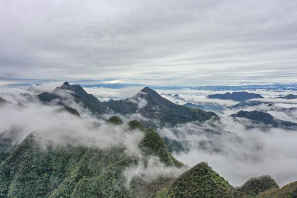 重庆秀山：云漫川河盖