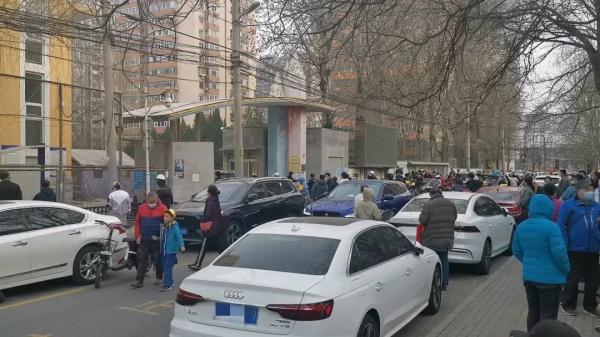 北京一孩童被卷入车底身亡……小区内交通安全需重视！