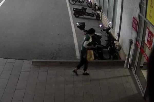 “试试警察能不能抓到我！”女子的这一波操作……