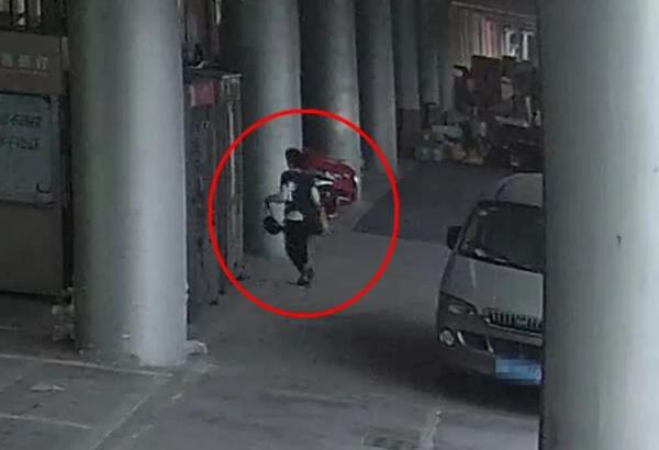 “试试警察能不能抓到我！”女子的这一波操作……