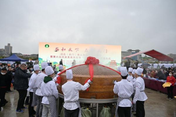 “天下第一蒸”在湖北天门开笼