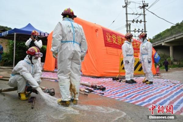东航空难一线救援人员：淤泥没过膝盖 双手磨出水泡