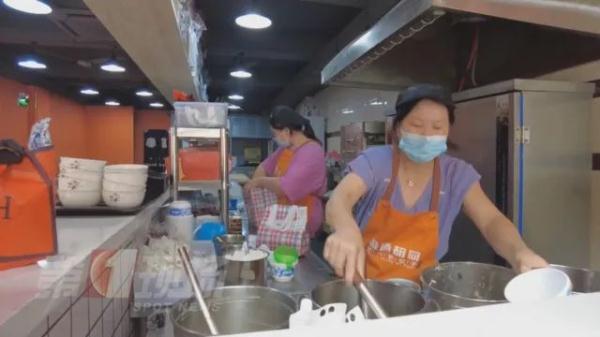 开张第一天，早餐店老板收到外卖订单留言…