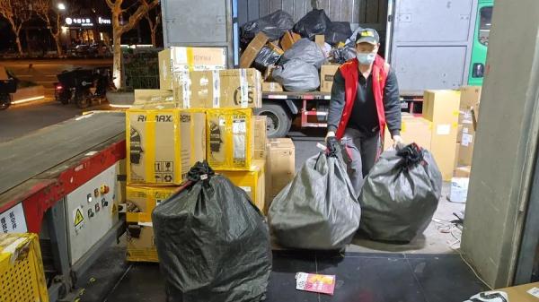 上海有人群聚集不戴口罩晒太阳？假的！是以前的照片