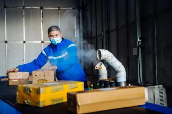 上海有人群聚集不戴口罩晒太阳？假的！是以前的照片