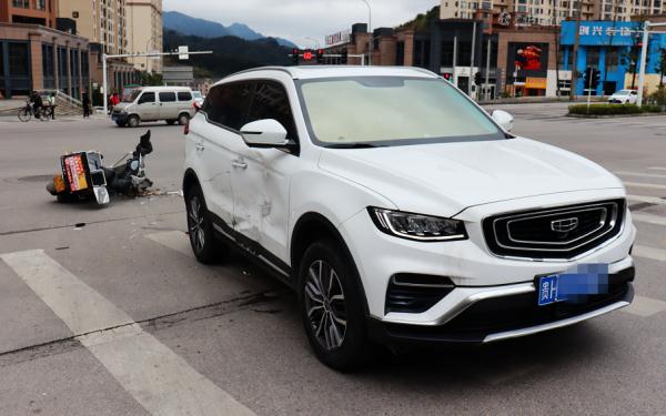 “您好,您的外卖正在……”砰!撞了! “您好,您的外卖正在……”砰!撞了!