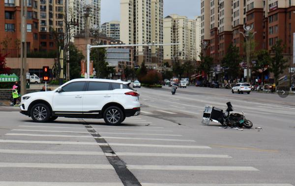 “您好,您的外卖正在……”砰!撞了! “您好,您的外卖正在……”砰!撞了!