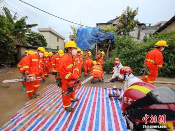 东航空难一线救援人员：淤泥没过膝盖 双手磨出水泡