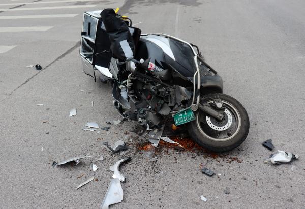 “您好,您的外卖正在……”砰!撞了! “您好,您的外卖正在……”砰!撞了!