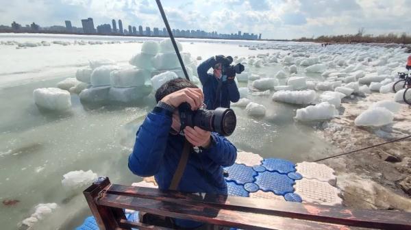 哈尔滨的冰块火了,被网红当成钻石海打卡!但仍需注意… 哈尔滨的冰块火了,被网红当成钻石海打卡!但仍需注意…