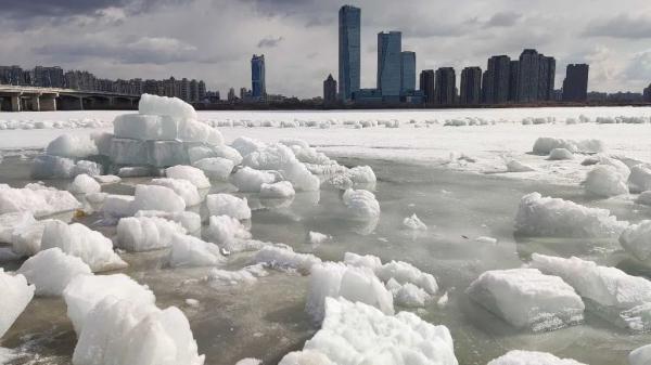 哈尔滨的冰块火了,被网红当成钻石海打卡!但仍需注意… 哈尔滨的冰块火了,被网红当成钻石海打卡!但仍需注意…