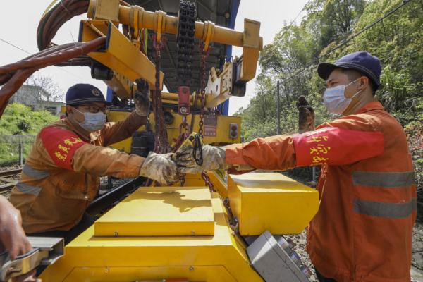 220分钟,铁路工人线上换轨1500米 220分钟,铁路工人线上换轨1500米