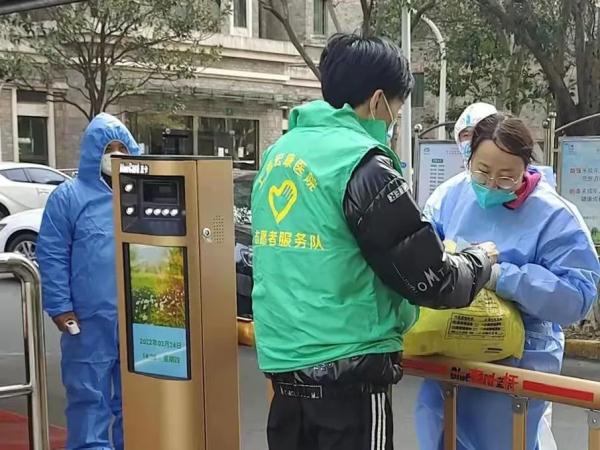 汶川地震救援老兵、禁毒社工…城市按下“暂停键”，上海逾14万志愿者上一线！