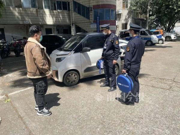 这辆小E顶着“大吸盘”开了一天，车主：真是尴尬又心虚
