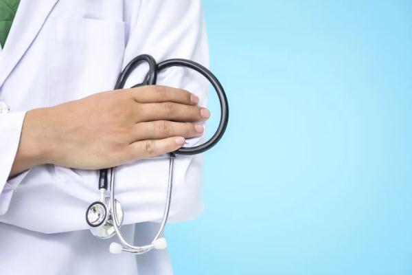 经常“栽歪”玩手机，舒服？可为啥有人因此进医院？