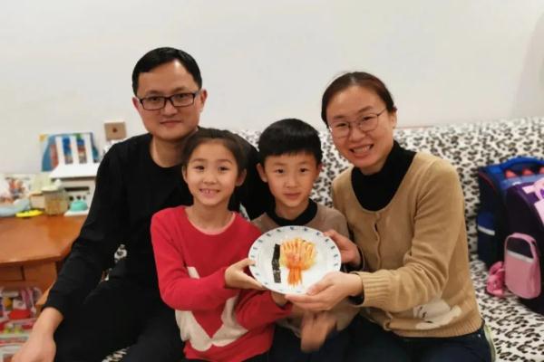 王旦琳全家在离开之前,孩子们拉住爸爸妈妈的手说:"爸爸,妈妈,你们