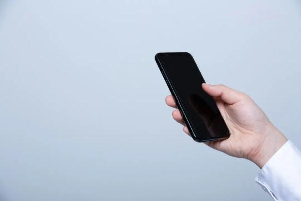 经常“栽歪”玩手机，舒服？可为啥有人因此进医院？