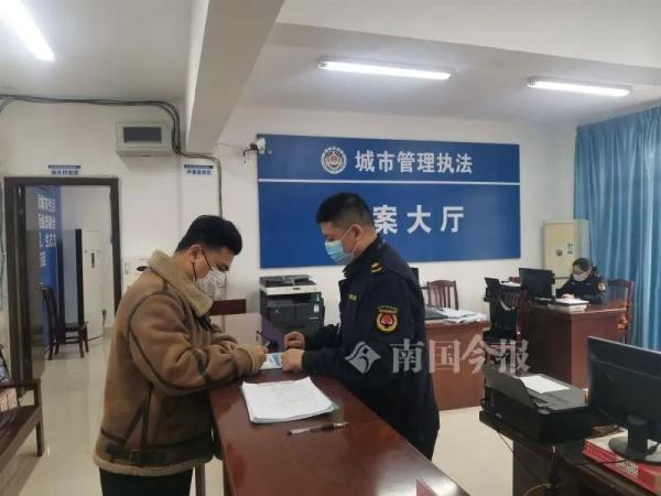这辆小E顶着“大吸盘”开了一天，车主：真是尴尬又心虚