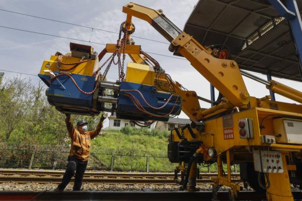 220分钟,铁路工人线上换轨1500米 220分钟,铁路工人线上换轨1500米