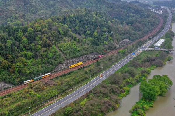 220分钟,铁路工人线上换轨1500米 220分钟,铁路工人线上换轨1500米